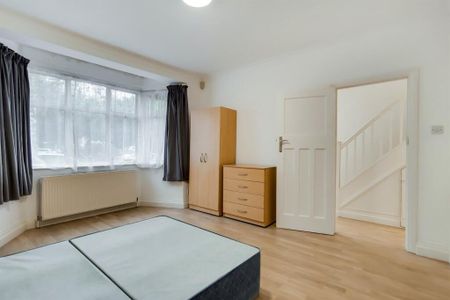 Park Drive, Acton, London W3 - Photo 5