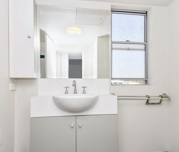 Modern 3-Bedroom, 2-Bathroom Unit in a Prime City Position! - Photo 4