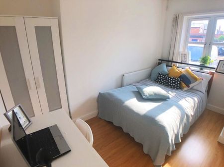 4 bed Apartment for Rent - Photo 4