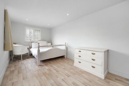 5 bedroom house in Southfields - Photo 4