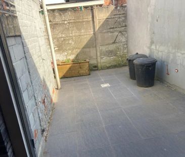 Halfopen woning met twee slaapkamers en koertje in het centrum van ... - Photo 1