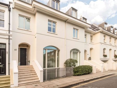 A bright and well proportioned five bedroom house ideally located for the amenities of South Kensington. - Photo 3