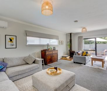 Spacious 4-Bedroom Family Home with sleepout for Rent in Kensington - Photo 2
