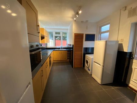 1 bedroom in a house share to rent - Photo 3