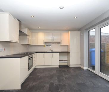 3 bedroom terraced house to rent - Photo 2