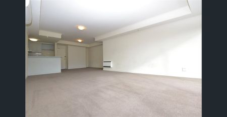 Spacious Three Bedroom Apartment in Perfect Location! - Photo 2