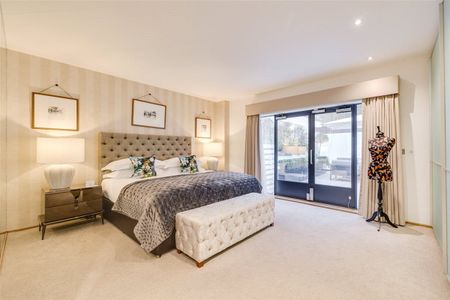 A luxurious and architecturally impressive four bedroom fully serviced house with outstanding light, three bathrooms and private courtyard. Tenancy Length Minimum 12 months EPC rating C | Council Tax Band H - Photo 5