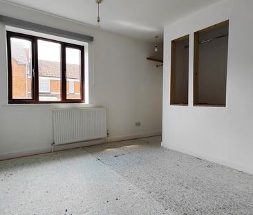 2 bedroom end of terrace house to rent - Photo 2