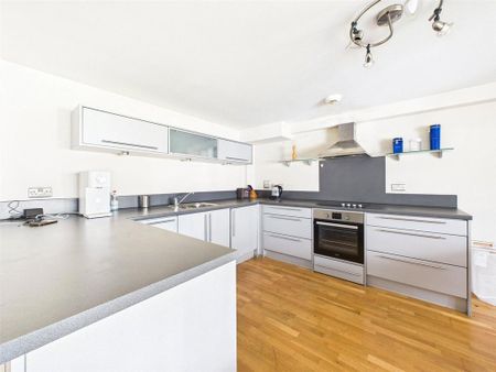 2 bedroom penthouse to rent - Photo 2