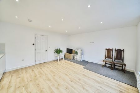 2 Bed Terraced House, Lower Richmond Road, SW15 - Photo 2