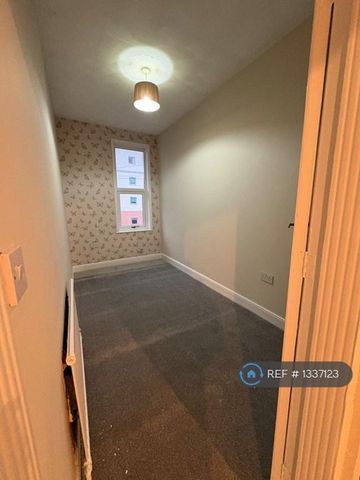 4 bedroom terraced house to rent - Photo 3