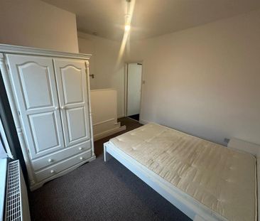4 bedroom end of terrace house to rent - Photo 4