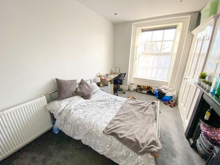 4 bedroom flat to rent - Photo 2