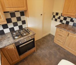 3 bedroom Flat in Lea Farm Drive, Leeds - Photo 6