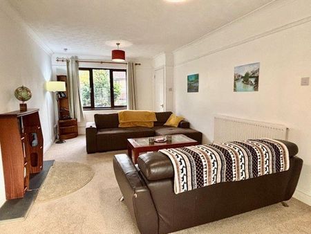 4 bedroom detached house to rent - Photo 2