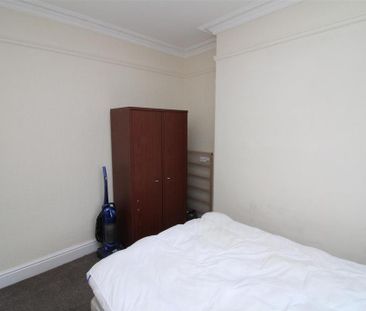 3 bedroom end of terrace house to rent - Photo 3