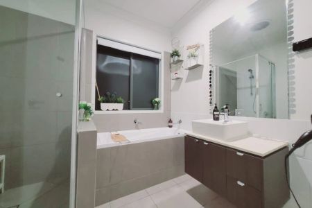 Spacious & Modern 4-Bedroom Family Home. - Photo 4