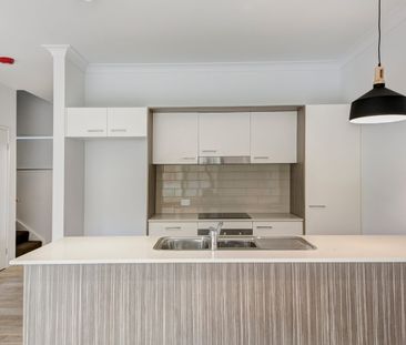 3 Bedroom, Air-conditioned, Terrace Home with Private Courtyard. - Photo 4
