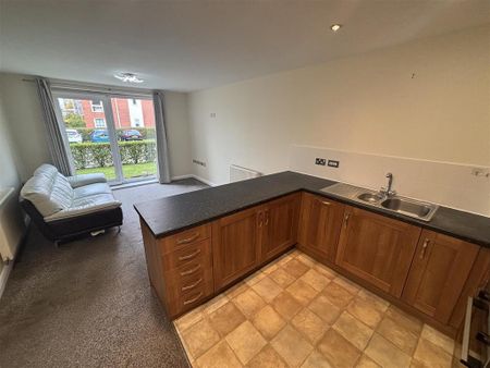 2 bedroom ground floor flat to rent - Photo 3