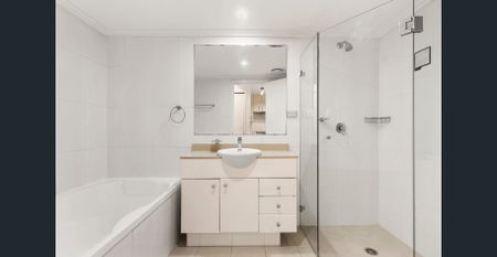 Centrally located apartment with building amenities - Photo 4