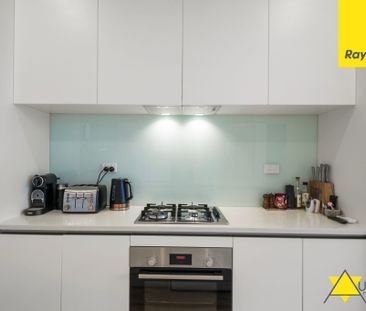 Modern Living in the Heart of Te Atatu South - Photo 1