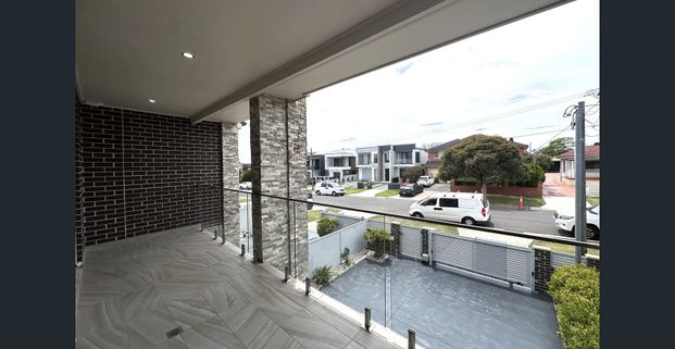STYLISH AND SPACIOUS FIVE BEDROOM DUPLEX - Photo 1