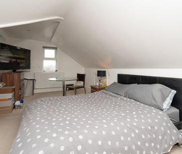 Flat 5 64 Chalk Hill - Photo 3