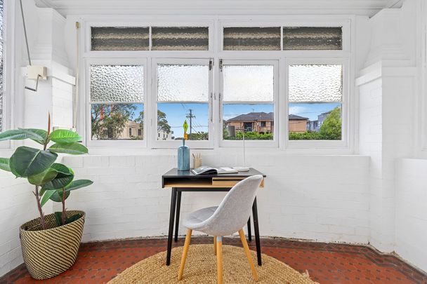 Charming Full-Brick Bungalow in Prime Inner West Location - Photo 1