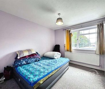 Woburn Avenue, Farnborough, GU14 - Photo 2