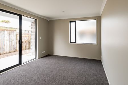 NEW LYNN, 4 BEDROOMS - Photo 2