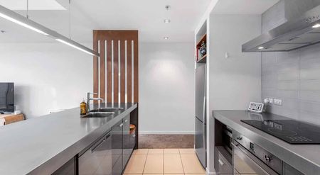 Waterfront 3 bedroom top floor furnished apartment - Photo 2