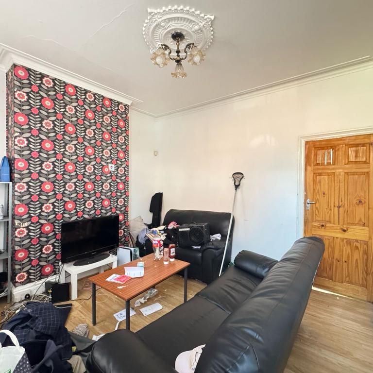 4 bedroom terraced house to rent - Photo 1