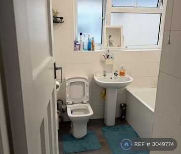 1 bedroom in a flat share to rent - Photo 3