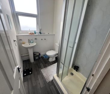 3 bedroom flat to rent - Photo 6