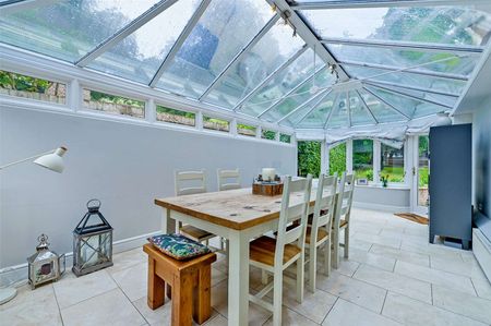 This beautifully presented modern detached home is situated in the sought-after village of Kingwood, offering a spacious and flexible family living environment - Photo 4