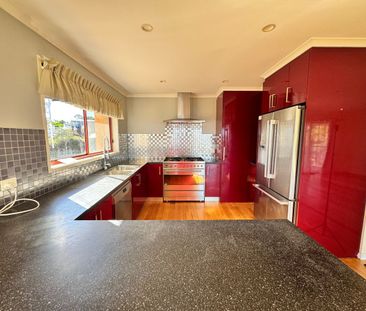 Spacious Family Living with Water Views & Privacy - Photo 6