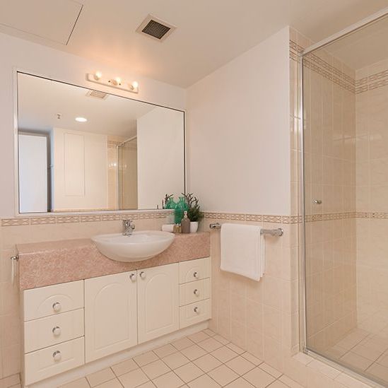UNFURNISHED SPACIOUS 3 BEDROOM APARTMENT - Photo 1