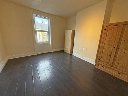 3 bedroom flat to rent - Photo 4