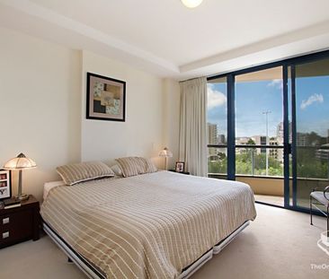 Large unfurnished Unit with easy access to the new Kangaroo Point G... - Photo 3