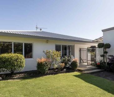 Welcome Bay Immaculate Home - Photo 3