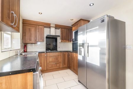 3 bedroom end of terrace house to rent - Photo 5