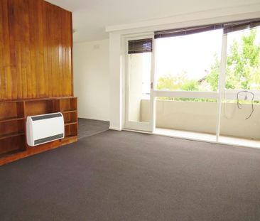 Bright and Spacious Two Bedroom Apartment - Photo 2