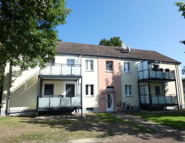 Wunderbare Erdgeschoss-Wohnung mit großem Balkon *wird demnächst modernisiert* - Photo 1