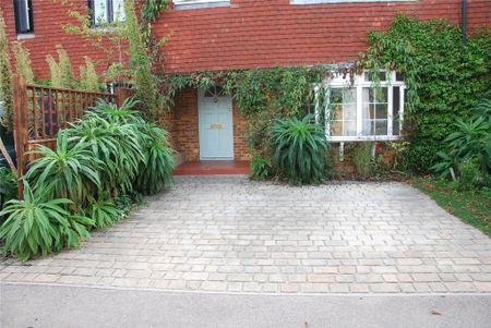 5 bedroom semi-detached house to rent - Photo 2