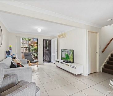 Modern Townhouse 3 Bed 2.5 Bath - Photo 2