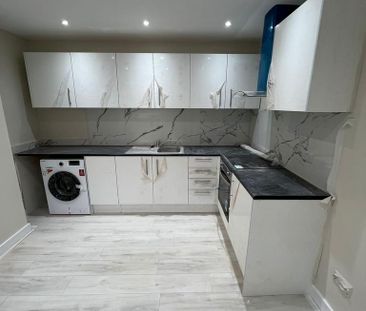 3 bedroom flat to rent - Photo 6