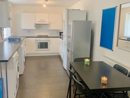 6 Bed Student House in Kensington! Terraced house in Empress Road, L7 Room 4 - Photo 2