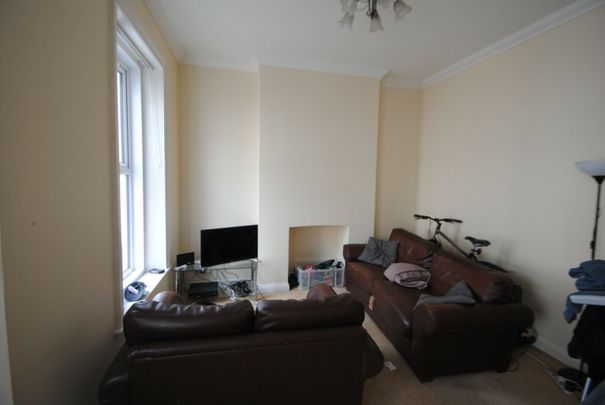 2 Bedroom Student Flat in Lansdowne - Photo 1