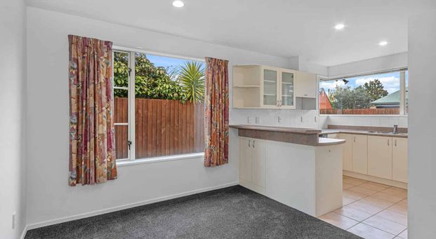 Girls High School Zone - Warm and Private 3 Bedroom Townhouse. - Photo 1