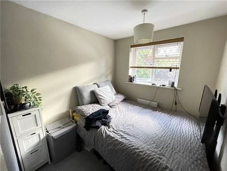 A well presented, recently refurbished 3 bedroom semi-detached house in this popular area just 3 miles from Winchester city centre. - Photo 2